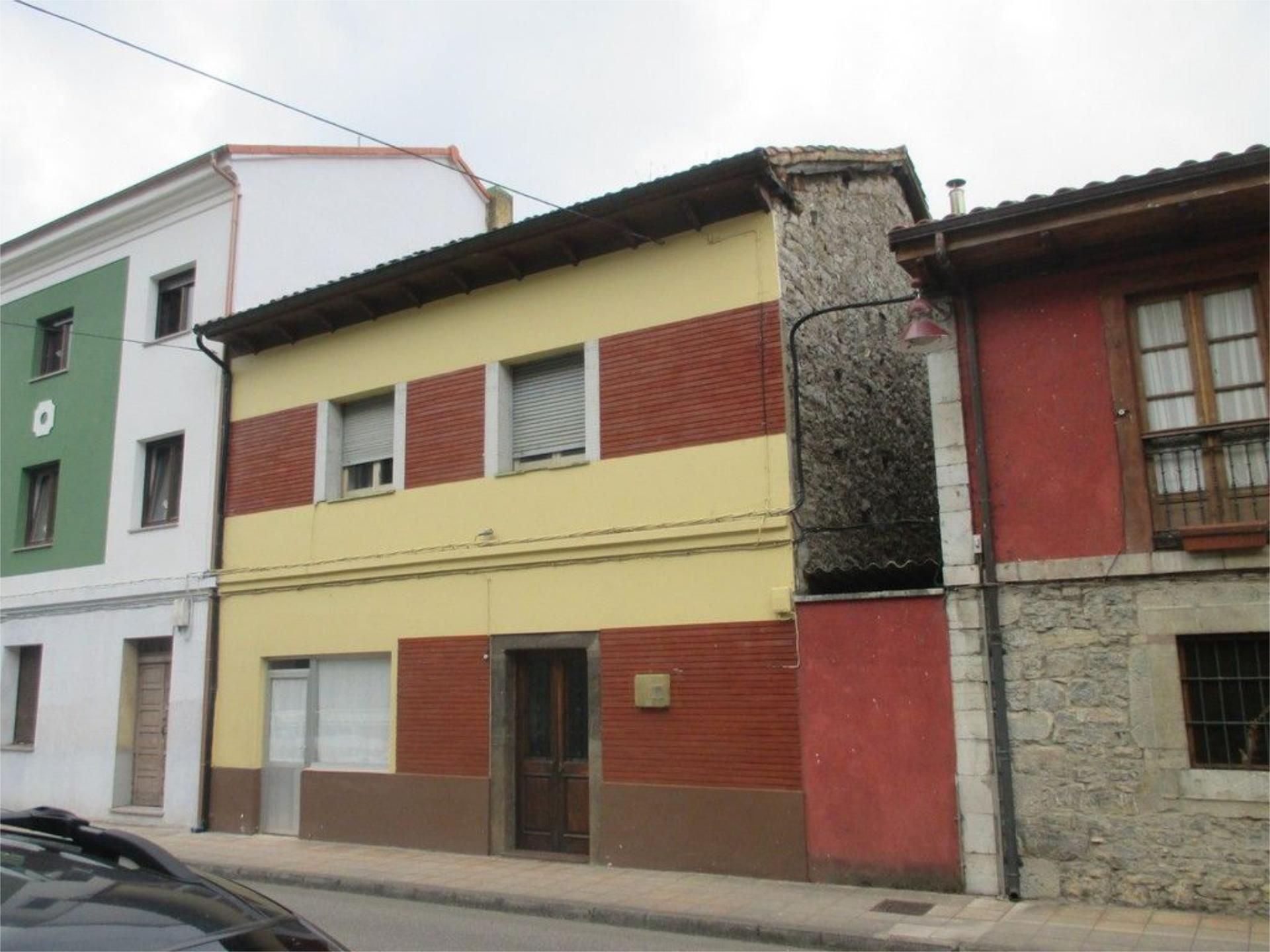 Vista exterior de Casa adosada en venda en Proaza amb Balcó