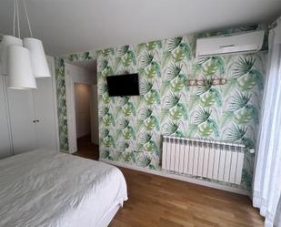 Dormitori de Casa adosada de lloguer en Villamayor amb Aire condicionat i Piscina