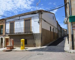 Vista exterior de Casa adosada en venda en Corrales del Vino amb Balcó