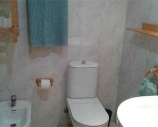 Bathroom of Apartment to rent in Benidorm