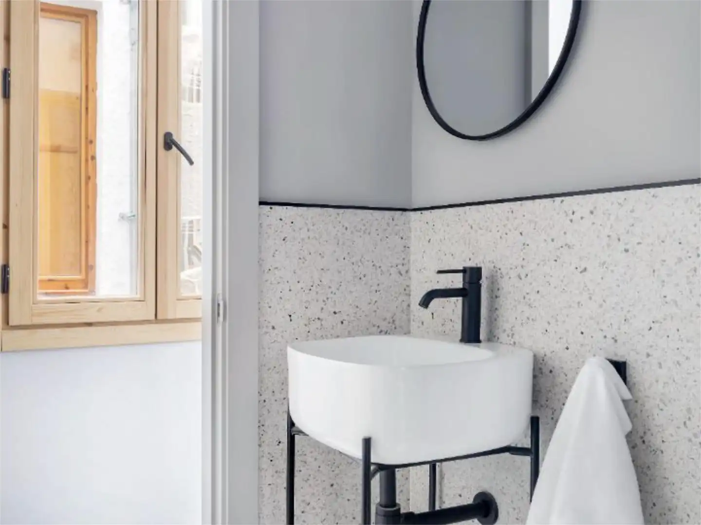 Bathroom of Apartments for rent in  Madrid Capital  with Air Conditioner and Balcony