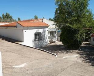 Vista exterior de Casa o xalet en venda en Illana amb Terrassa i Piscina