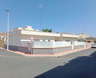 Vista exterior de Casa o xalet en venda en San Pedro del Pinatar amb Aire condicionat i Terrassa