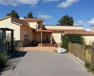 Vista exterior de Casa o xalet en venda en Torrelles de Foix amb Aire condicionat, Terrassa i Piscina