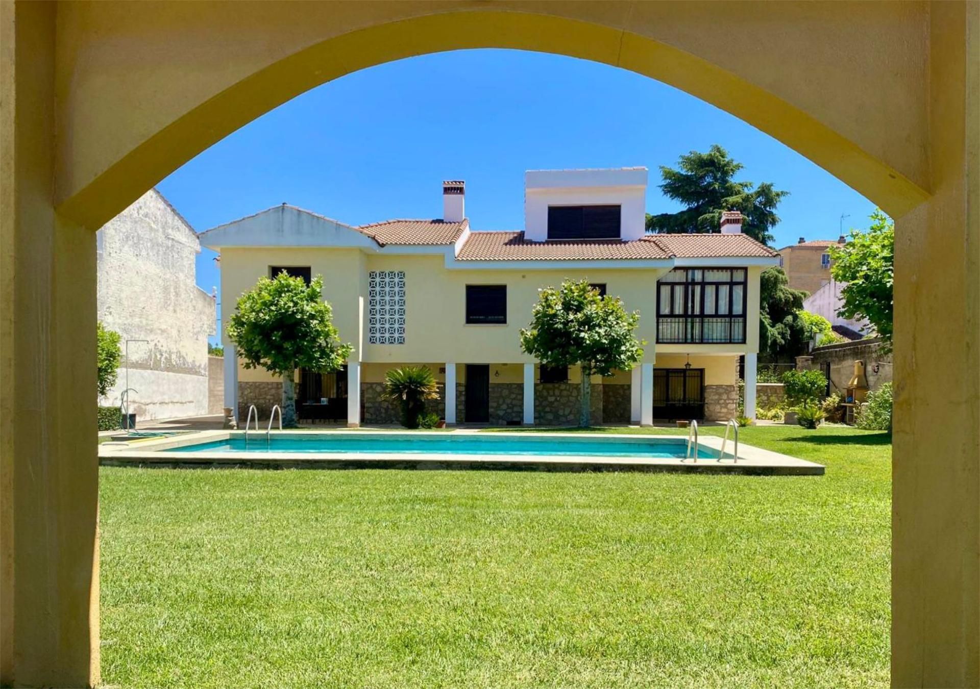 Exterior view of House or chalet for sale in Trujillo  with Air Conditioner, Heating and Private garden
