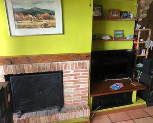 Sala d'estar de Casa adosada en venda en Miraflores de la Sierra amb Terrassa i Piscina