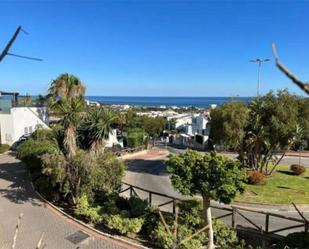 Vista exterior de Casa o xalet en venda en Marbella amb Aire condicionat, Piscina i Balcó