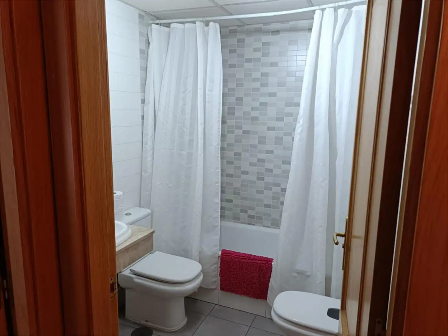 Flat for sale in Calle Héroes de Chernóbil, 1, Ollerías - San Cayetano Bathroom of Flat for sale in Córdoba with Air Conditioner, Heating and Swimming Pool