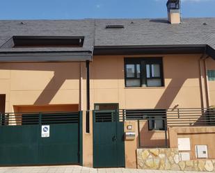 Vista exterior de Casa adosada en venda en Galapagar amb Aire condicionat i Terrassa