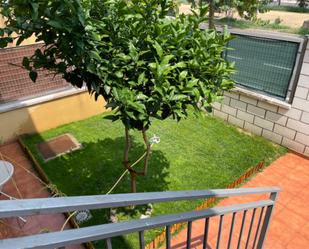Jardí de Casa adosada de lloguer en Cáceres Capital amb Aire condicionat, Terrassa i Piscina
