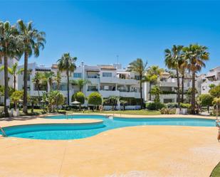 Vista exterior de Apartament en venda en Estepona amb Aire condicionat, Terrassa i Piscina