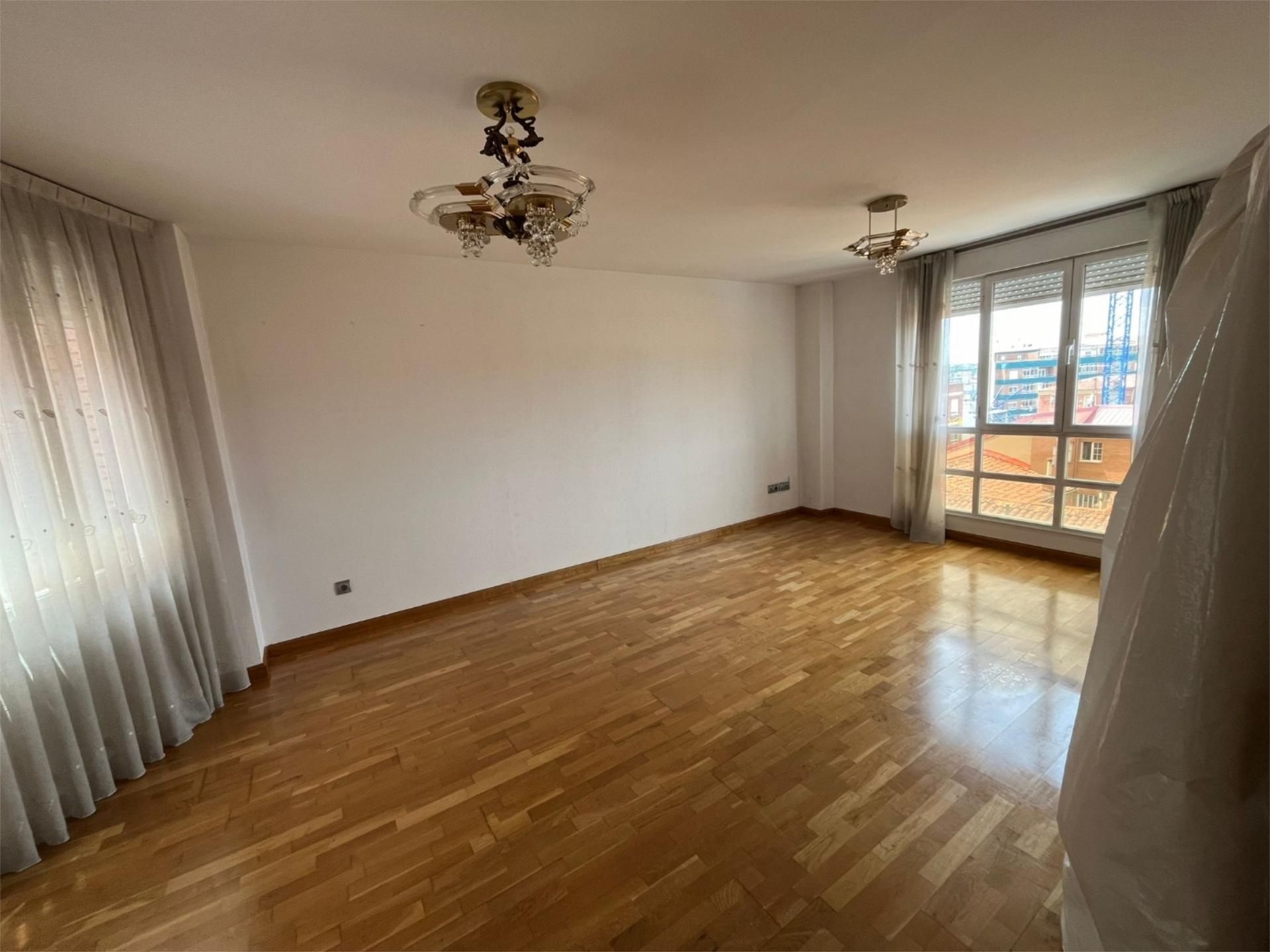Sala d'estar de Pis en venda en León Capital  amb Calefacció, Parquet i Traster