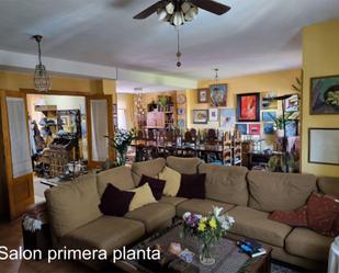 Sala d'estar de Casa o xalet en venda en Bargas amb Aire condicionat, Terrassa i Balcó