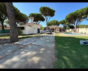 Vista exterior de Casa o xalet en venda en Chiclana de la Frontera amb Aire condicionat, Terrassa i Piscina