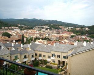 Vista exterior de Pis en venda en Sant Andreu de Llavaneres amb Piscina i Balcó