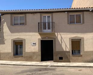 Vista exterior de Casa adosada en venda en La Coronada amb Aire condicionat