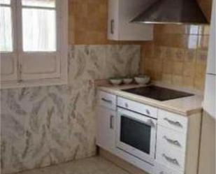 Kitchen of Flat to rent in Carmona