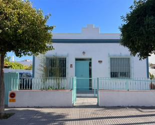 Vista exterior de Casa o xalet de lloguer en Chipiona amb Aire condicionat i Terrassa