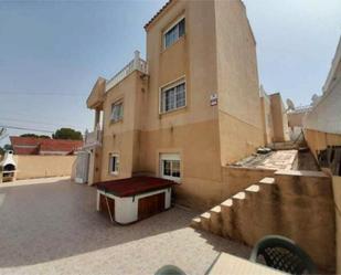 Vista exterior de Casa adosada en venda en Torrevieja amb Terrassa i Piscina