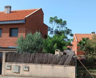 Exterior view of Single-family semi-detached for sale in El Vendrell  with Air Conditioner and Terrace