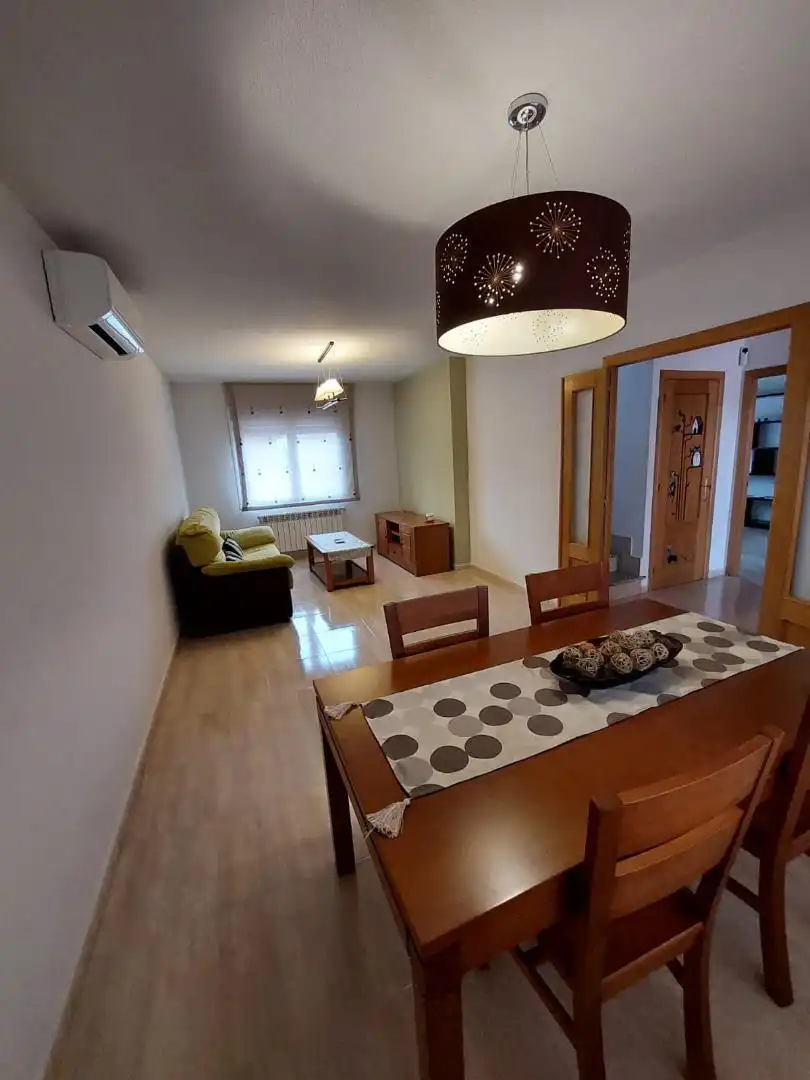 Casa o chalet en venta en Camino del Valle, Cebreros Sala de estar de Casa o chalet en venta en Cebreros con Aire acondicionado, Calefacción y Jardín privado