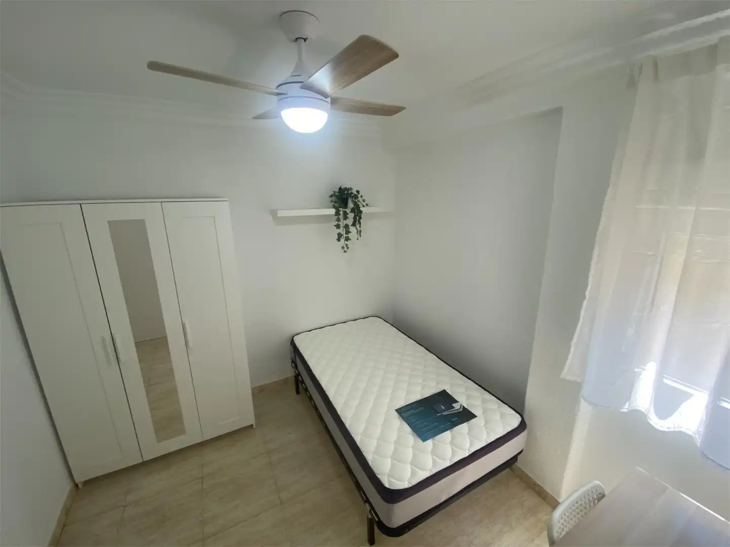 Habitació a Avenida de Madrid, 130, Barrio del Ave Dormitori de Apartament per a compartir en Zaragoza amb Calefacció, Moblat i Forn