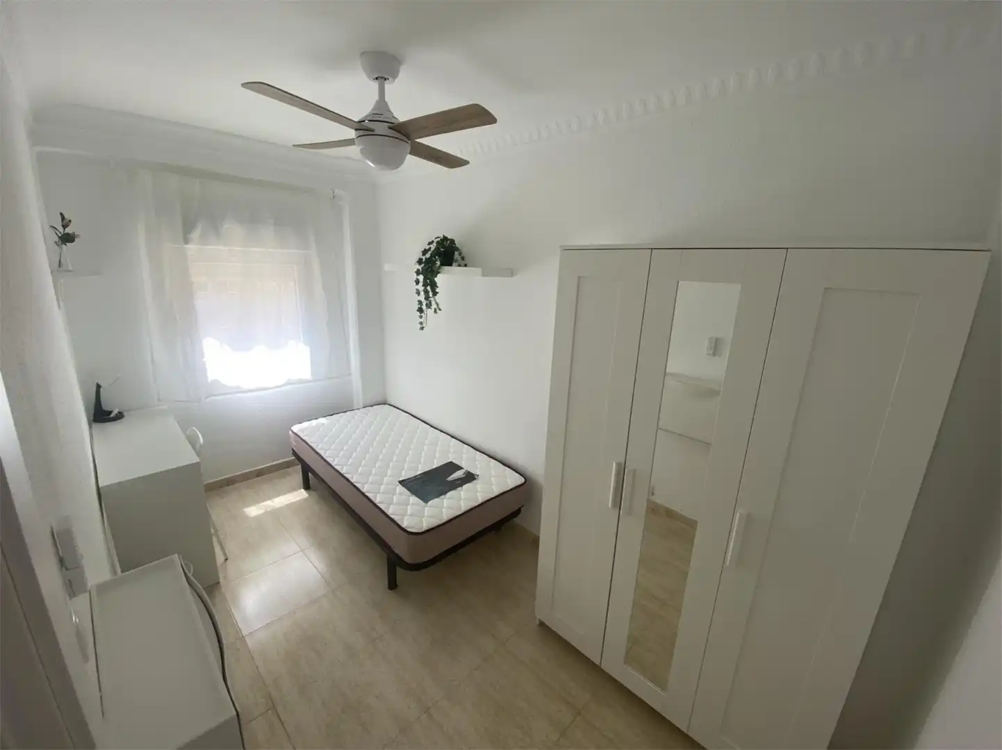 Habitació a Avenida de Madrid, 130, Barrio del Ave Dormitori de Apartament per a compartir en Zaragoza amb Calefacció, Moblat i Forn