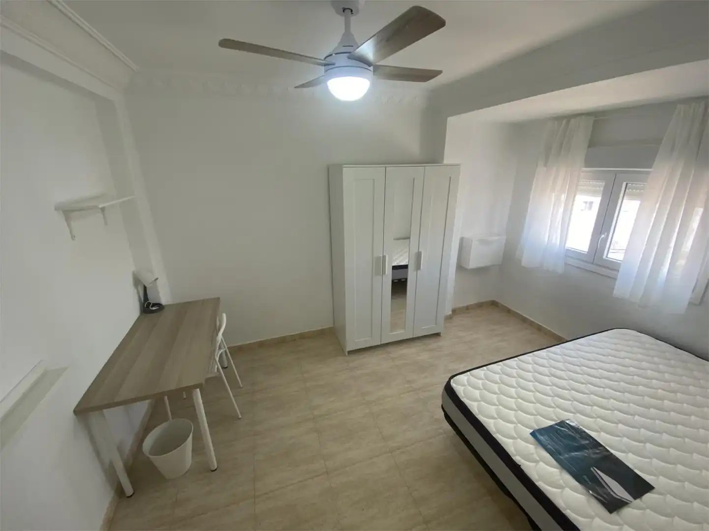 Habitació a Avenida de Madrid, 130, Barrio del Ave Dormitori de Apartament per a compartir en Zaragoza amb Calefacció, Moblat i Forn