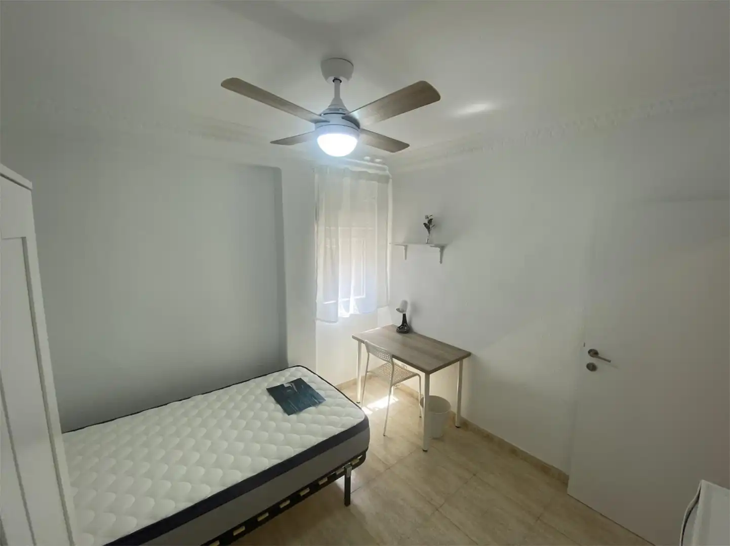 Habitació a Avenida de Madrid, 130, Barrio del Ave Dormitori de Apartament per a compartir en Zaragoza amb Calefacció, Moblat i Forn