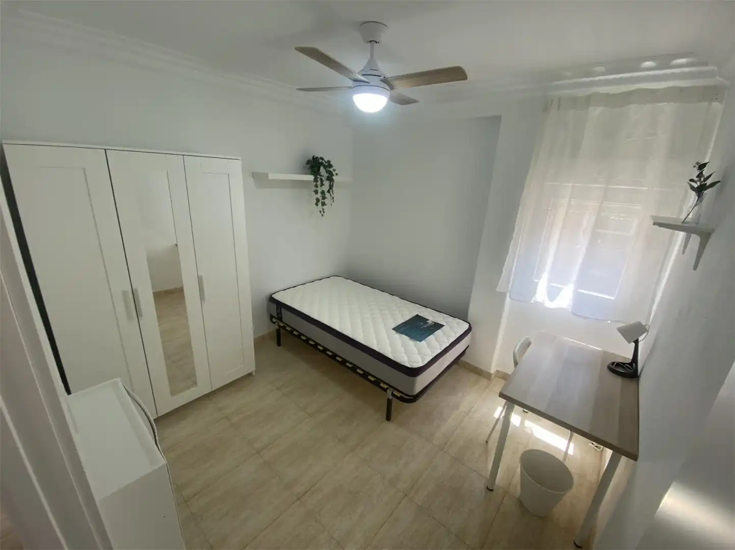 Habitació a Avenida de Madrid, 130, Barrio del Ave Dormitori de Apartament per a compartir en Zaragoza amb Calefacció, Moblat i Forn