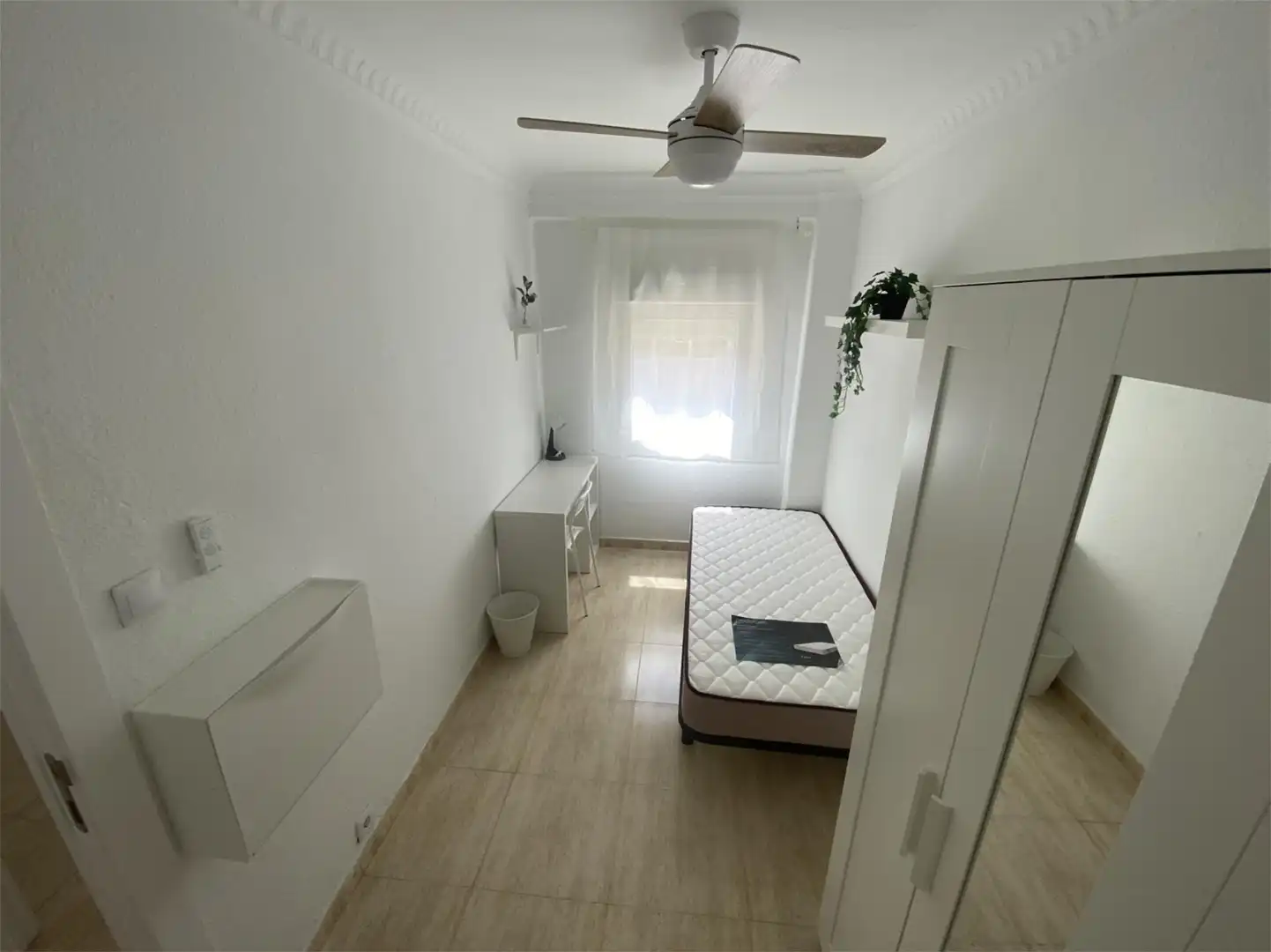 Habitació a Avenida de Madrid, 130, Barrio del Ave Dormitori de Apartament per a compartir en Zaragoza amb Calefacció, Moblat i Forn