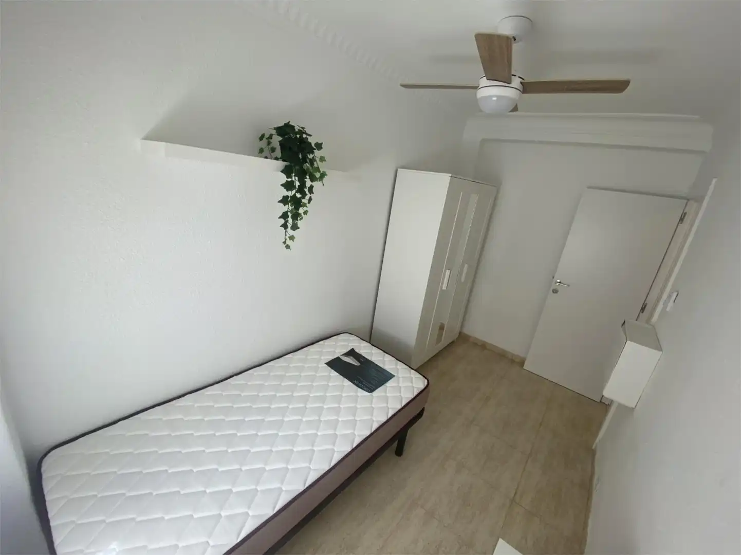 Habitació a Avenida de Madrid, 130, Barrio del Ave Dormitori de Apartament per a compartir en Zaragoza amb Calefacció, Moblat i Forn