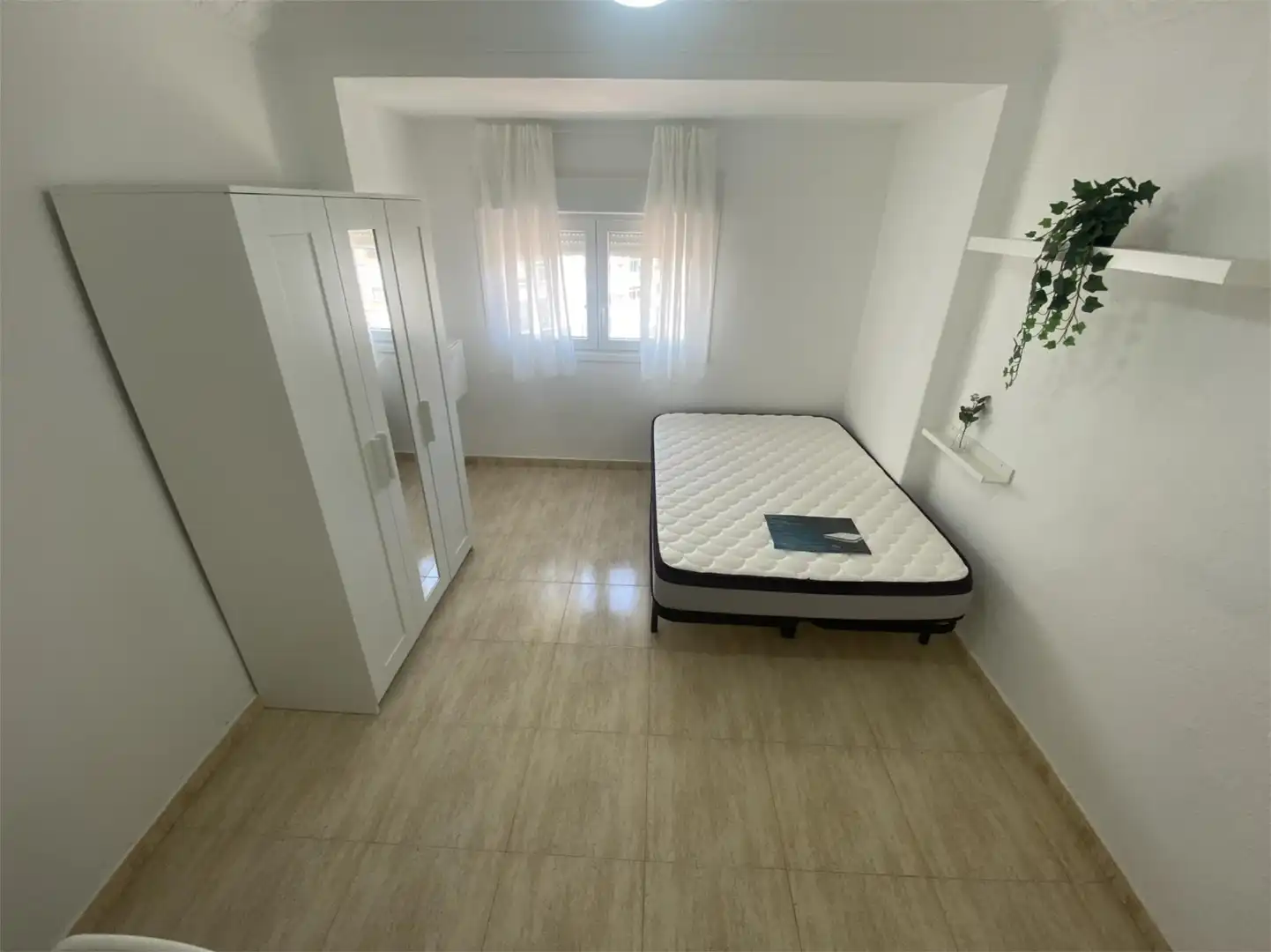 Habitació a Avenida de Madrid, 130, Barrio del Ave Dormitori de Apartament per a compartir en Zaragoza amb Calefacció, Moblat i Forn