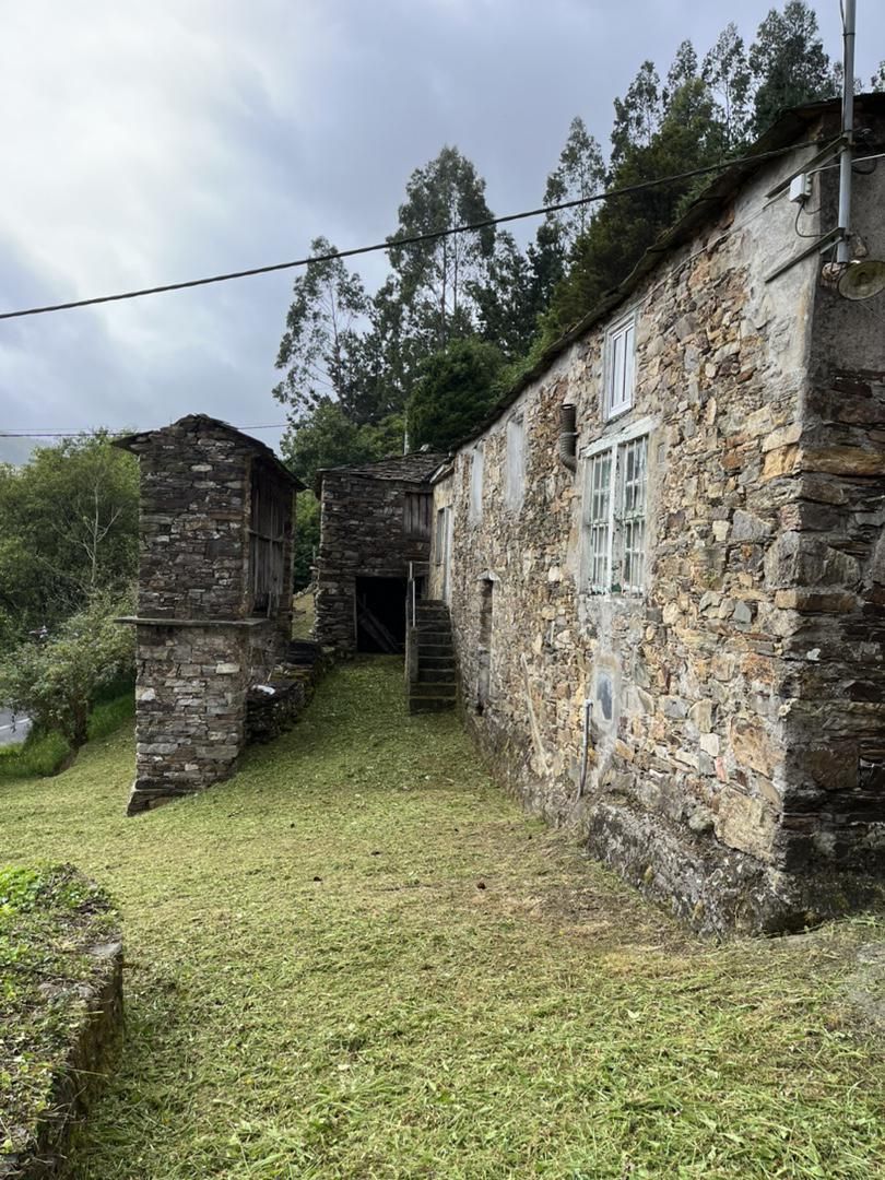 Vista exterior de Finca rústica en venda en Riotorto amb Jardí privat