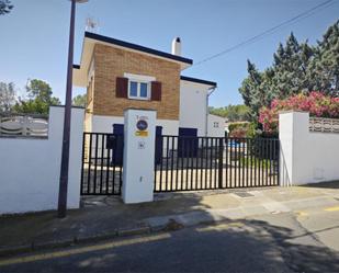 Vista exterior de Casa o xalet en venda en Mont-roig del Camp amb Aire condicionat, Terrassa i Piscina