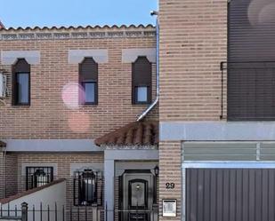 Vista exterior de Casa adosada en venda en Villaseca de la Sagra amb Aire condicionat