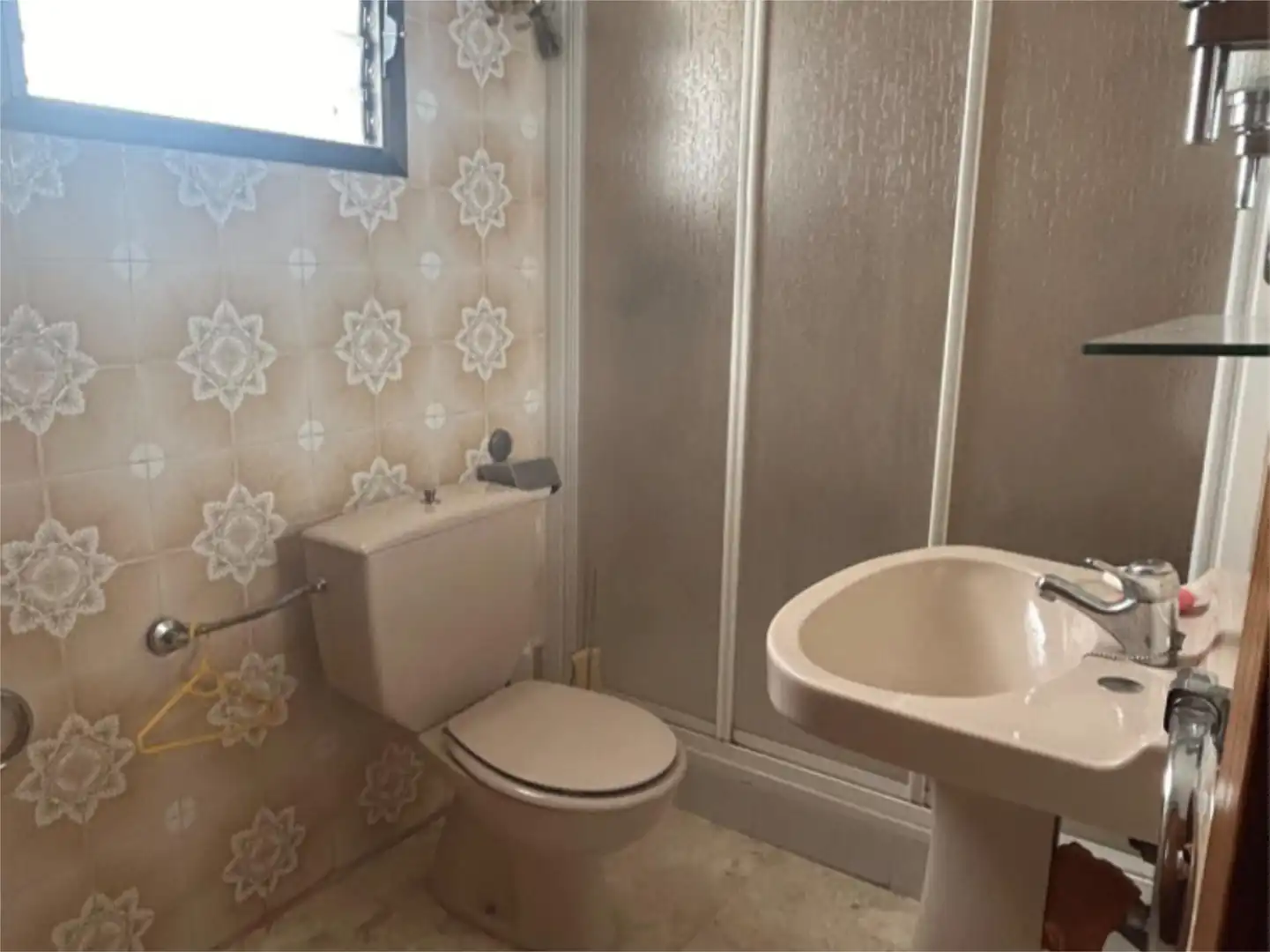 Casa adosada en venta en Calle Peñal, 7, Alloza Baño de Casa adosada en venta en Alloza con Terraza y Amueblado