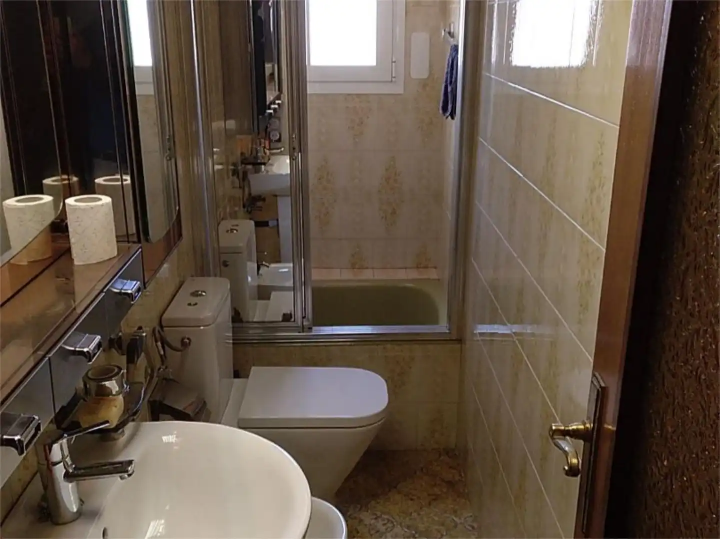 Flat for rent in Calle de los Mártires de la Ventilla, 40, Almenara -Ventilla Bathroom of Flat for rent in Madrid with Air Conditioner, Heating and Parquet flooring