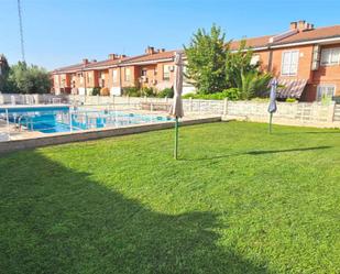 Piscina de Casa adosada en venda en Alcalá de Henares amb Aire condicionat, Terrassa i Piscina