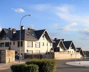 Vista exterior de Pis de lloguer en Torrelodones amb Aire condicionat i Piscina