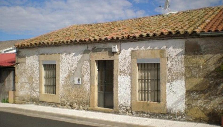 Photo 1 of Single-family semi-detached for sale in Calle Ermita, 50, Villar de Peralonso, Salamanca
