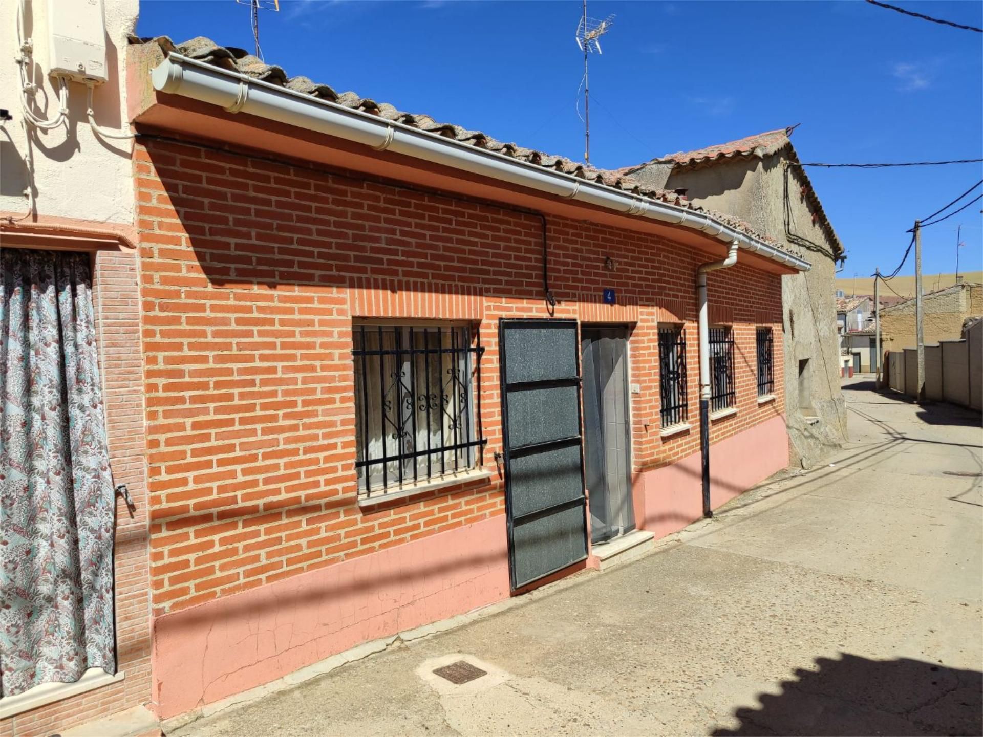 Vista exterior de Casa adosada en venda en Vezdemarbán amb Calefacció, Traster i Moblat