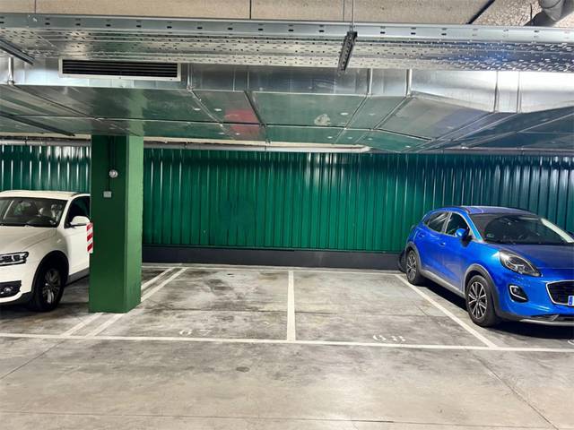 Garaje en Venta en Calle de Carlos y Guillermo Fernández Shaw, 1 en Adelfas