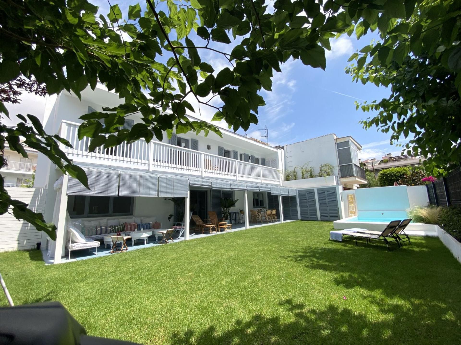 Jardí de Casa o xalet de lloguer en Castelldefels amb Aire condicionat, Terrassa i Piscina