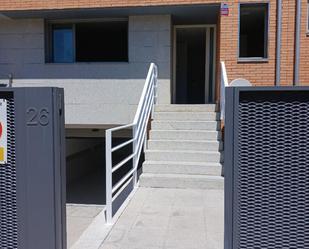 Vista exterior de Casa adosada en venda en Guadalajara Capital amb Aire condicionat, Terrassa i Balcó