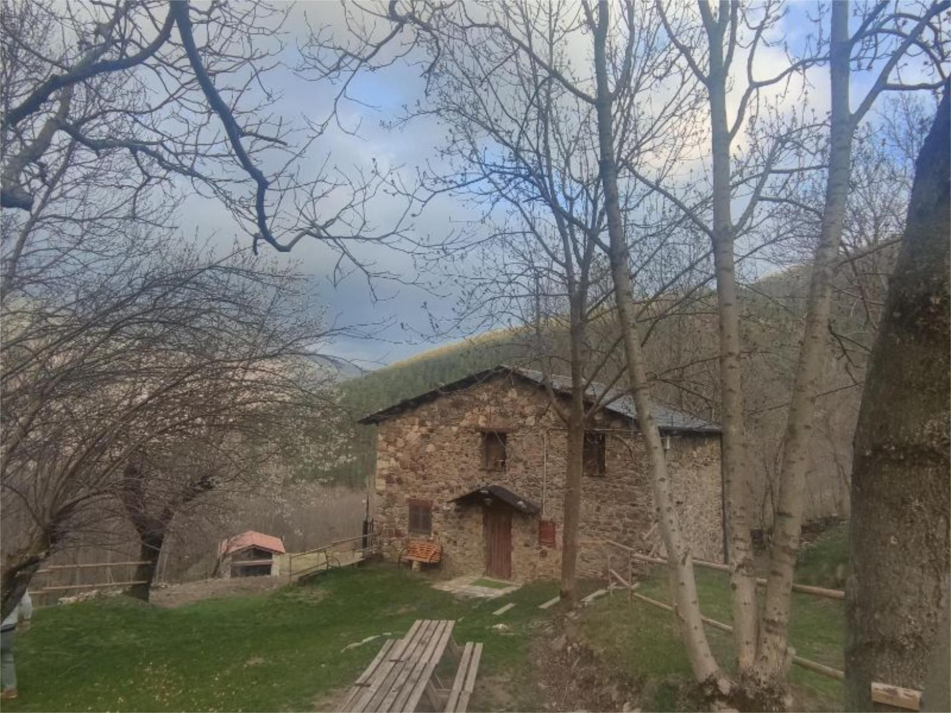 Vista exterior de Finca rústica en venda en Planoles amb Calefacció, Jardí privat i Moblat