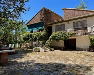 Vista exterior de Casa o xalet en venda en Argamasilla de Alba amb Aire condicionat, Terrassa i Piscina