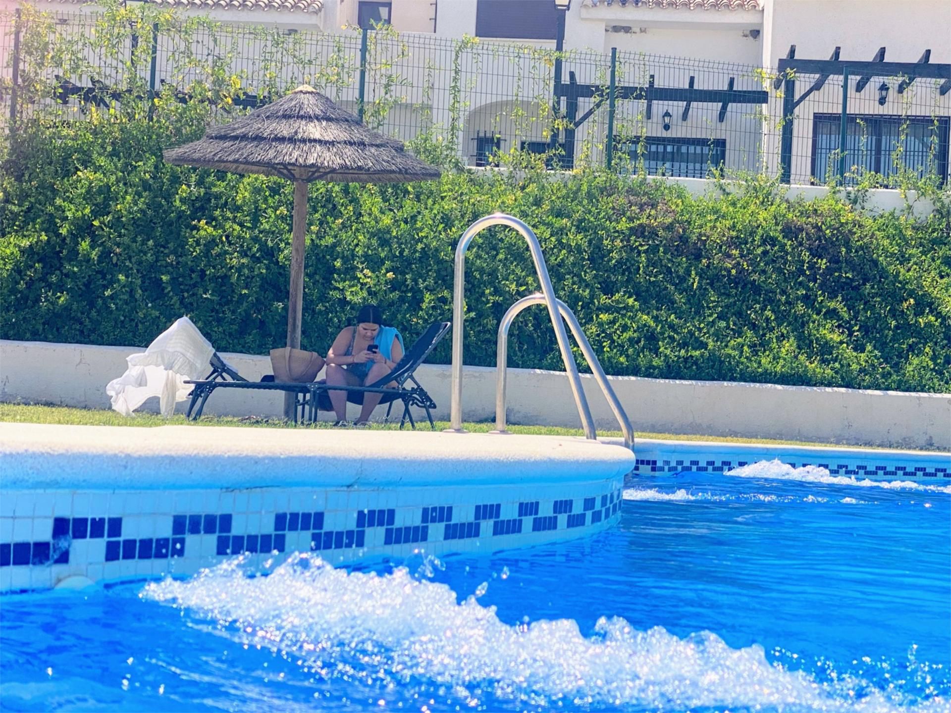 Piscina de Casa adosada de lloguer en El Ronquillo amb Aire condicionat, Calefacció i Parquet