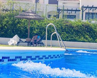 Piscina de Casa adosada de lloguer en El Ronquillo amb Aire condicionat, Terrassa i Balcó