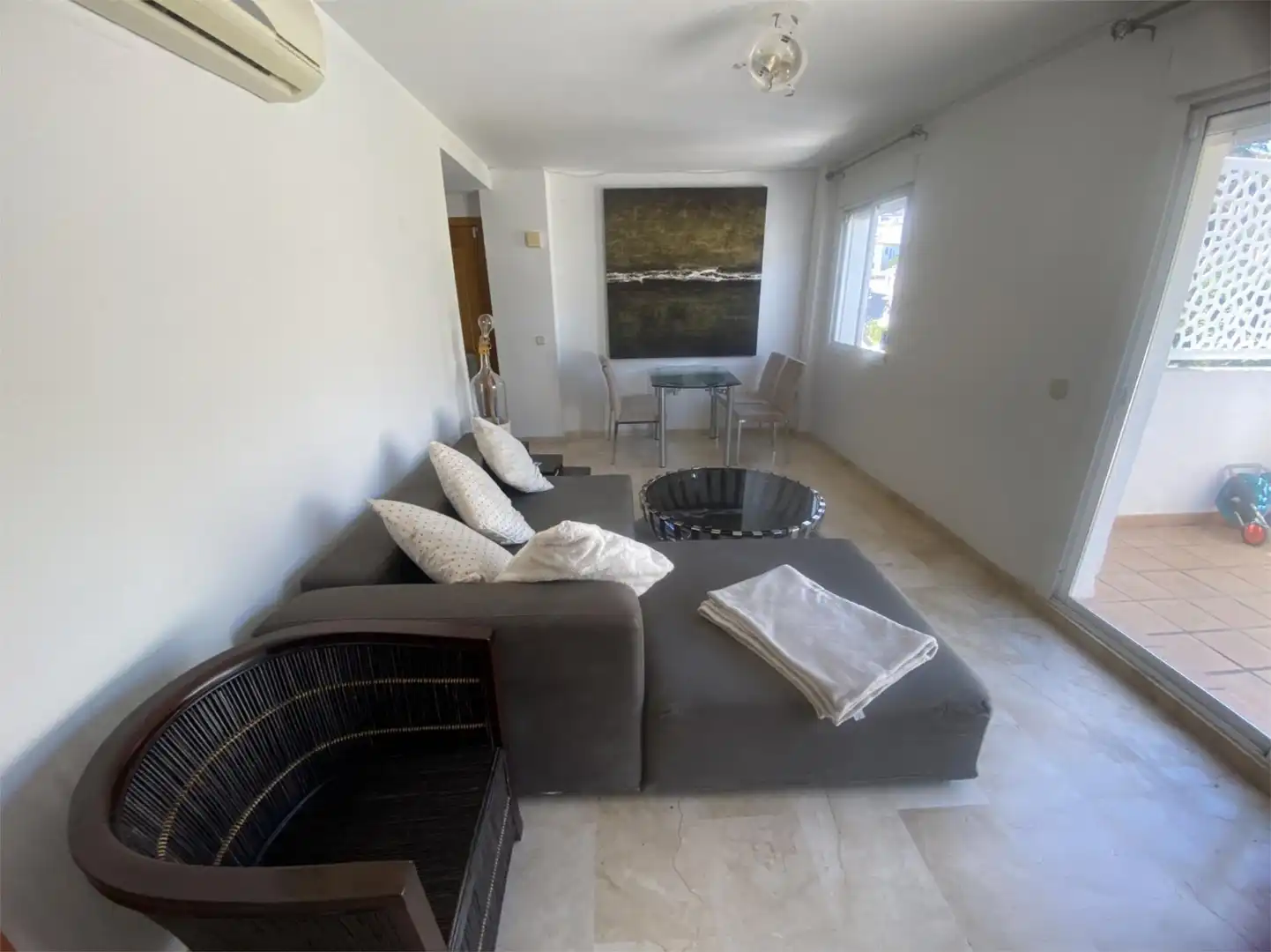 Apartments for sale in Avenida la Moraleda, 3, Benahavís pueblo Living room of Apartments for sale in Benahavís with Air Conditioner, Terrace and Swimming Pool